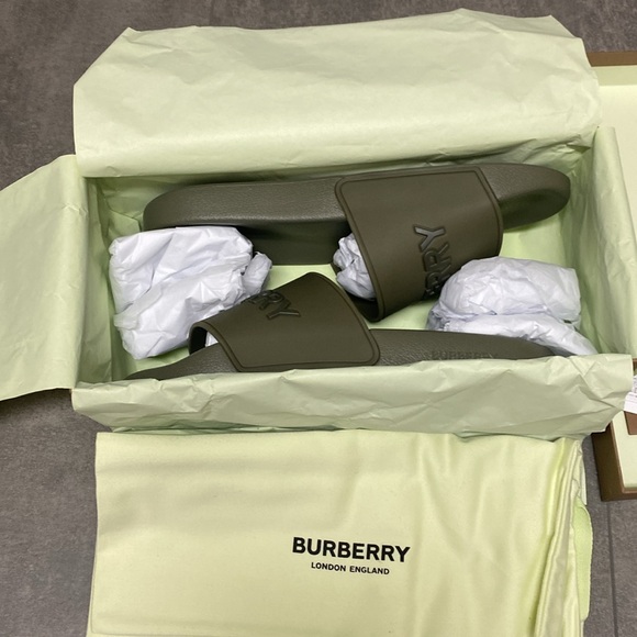 BNIB Authentic Burberry Slides - Picture 4 of 4